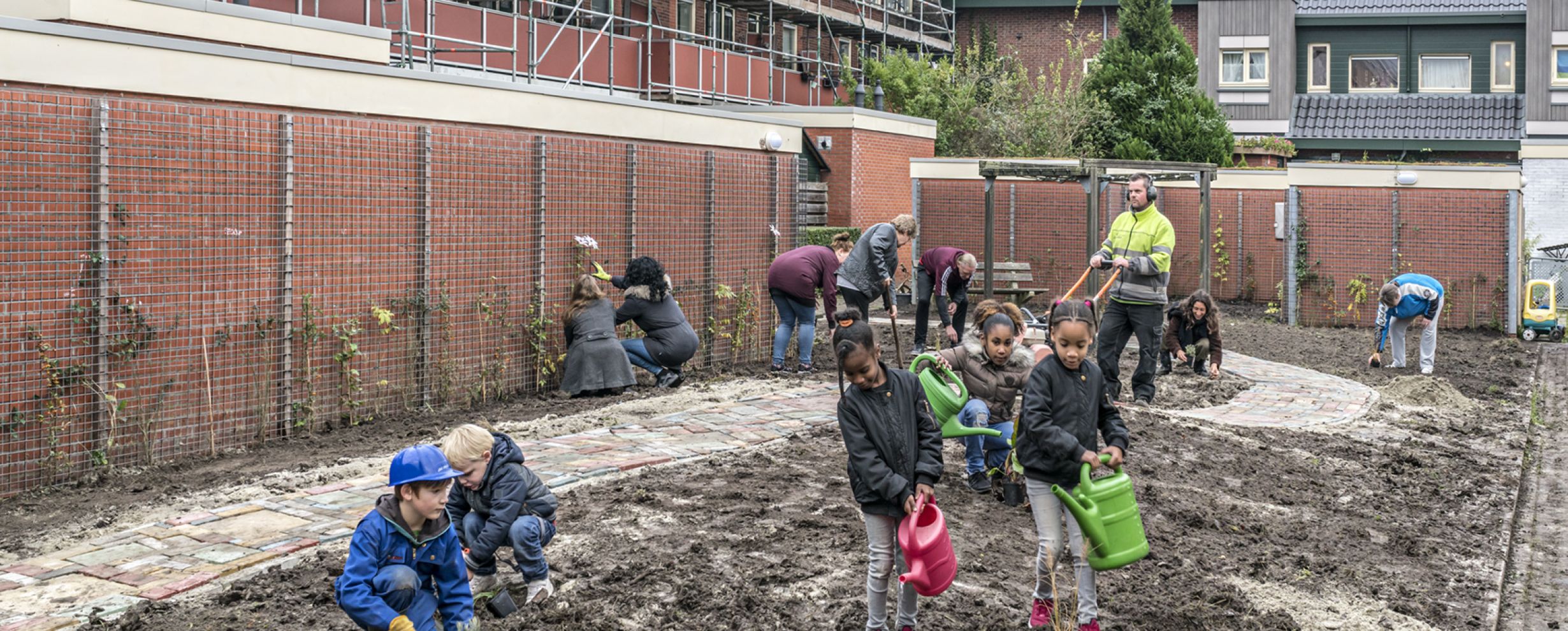 Een verwaarloosde binnentuin gezamenlijk opknappen