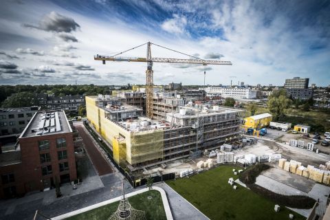 Zesde woongebouw in Grunobuurt bereikt hoogste punt