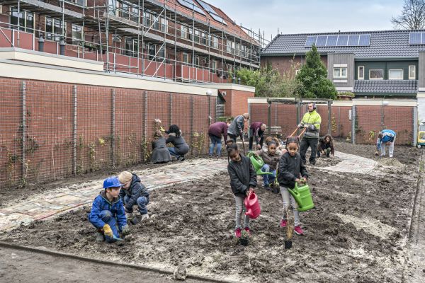 Een verwaarloosde binnentuin gezamenlijk opknappen